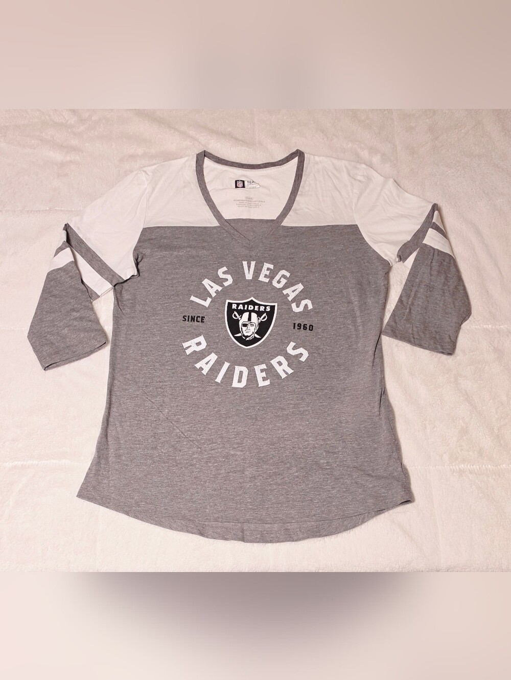 Team Apparel Las Vegas Raiders Gray and White V-Neck Raglan Shirt(ST1-04)